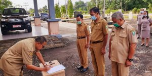 Read more about the article PENANDA TANGANAN BERITA ACARA PENYERAHAN KENDARAAN DINAS OPRASIONAL OLEH INSPEKTUR KABUPATEN SANGGAU